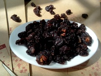Boîte cadeau traditionnelle Raisins secs noirs du centre du Vietnam - Spécialités vietnamiennes