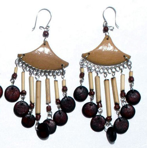 Pendientes de gota de madera con cuentas de semillas marrones hechos a mano, joyería de moda de madera peruana Natural hábilmente elaborada - Product Image 1