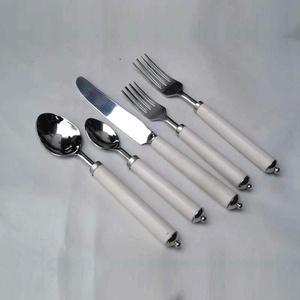 Juego de cubiertos pulidos de acero inoxidable con mango de resina blanca redonda, incluye cuchara de mesa, tenedor, cuchillo, cuchara de té y tenedor - Product Image 2