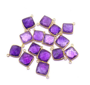 Pierre précieuse d'améthyste naturelle avec connecteur de lunette à facettes à double caution de forme carrée pour la fabrication de bijoux plaqués or - Product Image 1