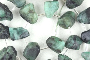 Émeraude naturelle brute non traitée, perceuse latérale de bonne qualité, pierre précieuse de mai, fabrication de pendentif, vente en gros - Product Image 2