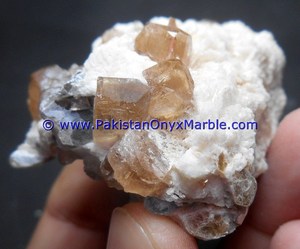 LOS MEJORES ESPÉCIMENES DE TOPAZO DE ALTA CALIDAD CON FLUORITA DEL VALLE DE SKARDU, PAKISTÁN - Product Image 4