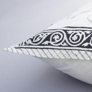 Hermosa funda de cojín orgánica cuadrada con estampado de bloque monótono de 16x16 pulgadas - Product Image 3