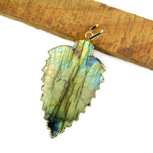 Pendentif en pierre de labradorite plaqué or et rhodium pour les occasions de fête un pendentif à breloque élégant - Product Image 1