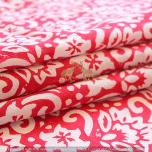 Tissu indien imprimé en blocs de coton pur fabriqué à la main avec des colorants végétaux naturels et des motifs floraux abstraits - Product Image 3