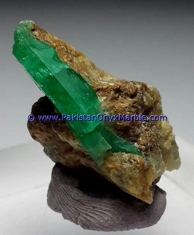 Hoge Kwaliteit Emerald Exemplaren Beëindigd Kristallen Moeder Rock