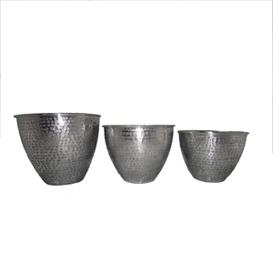 Ensemble de trois vases à fleurs au design martelé artisanal, finition nickelée, pour décoration de galerie et de maison. - Product Image 1