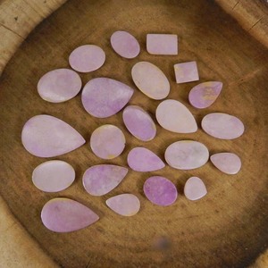 พลอยฟอสโฟไซเดอร์ไรต์ธรรมชาติ 50 กรัม ขายส่ง รูปทรงผสม ทำด้วยมือ แบบคาโบชอง - Product Image 2