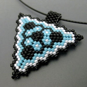 จี้รูปสามเหลี่ยม / เครื่องประดับลูกปัดทำมือ - Product Image 1