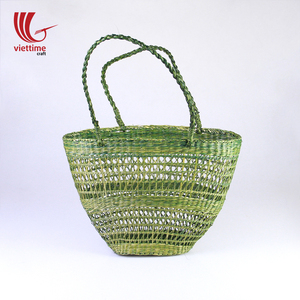 Pochette vintage verte en herbe de mer naturelle tissée à la main avec pompon pour femme, sac de plage d'été fabriqué au Vietnam - Product Image 1