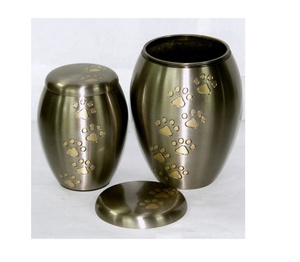 Urna Funeraria de Latón con Diseño de Huella de Pata Estilo Americano ZHE, Personalizable, Capacidad de 200/220 Pulgadas Cúbicas, Hecha en Uttar Pradesh - Product Image 6