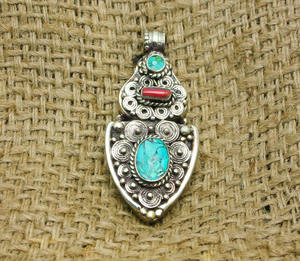 Colgante nepalí de latón con piedras turquesa, hecho a mano diseño Vintage, joyería tibetana - Product Image 2