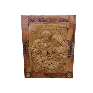 Plaque murale en bois d'olivier Dieu bénisse notre maison avec une œuvre d'art en argile céramique de la Sainte Famille - Product Image 1