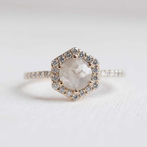 Anillo de bodas Halo de diamantes de sal y pimienta gris natural de 1,32 quilates Anillo de compromiso de oro amarillo de 14K - Product Image 1