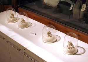 Cúpula de exhibición de vidrio con base de madera negra Artículo decorativo para el hogar - Product Image 3