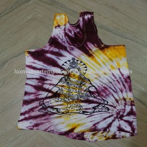 เสื้อกล้ามผู้ชายผ้าฝ้ายถัก 100% พิมพ์ลายมัดย้อมสไตล์ฮินดูยอดนิยม สำหรับฤดูร้อน ขายส่งจากอินเดีย - Product Image 6