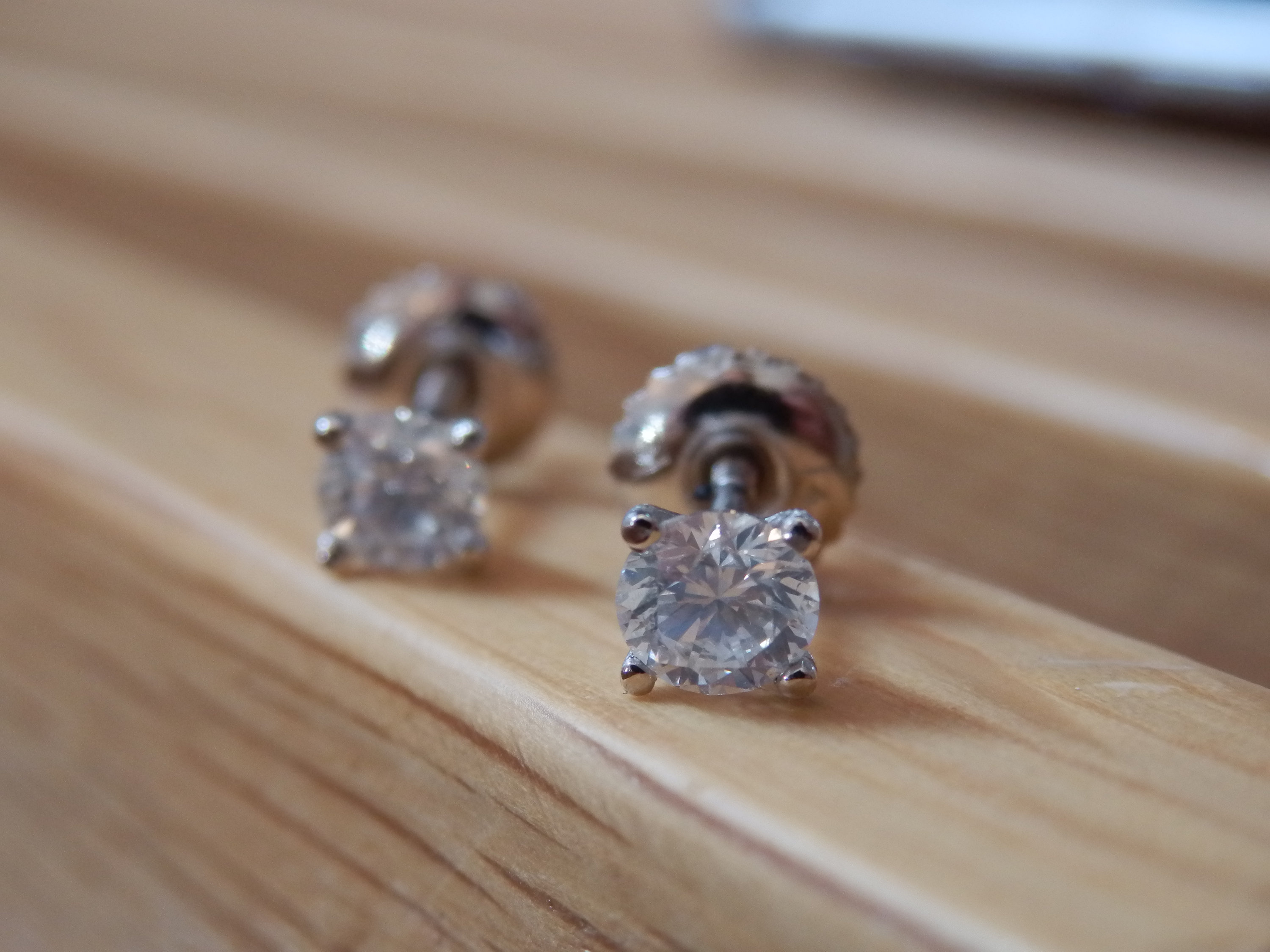 Boucles D'oreilles Clous En Or Jaune 14 Carats - Diamant Naturel 1 Ct Rond - Marque Elizabeth Jewelry - Neuf Sans Emballage