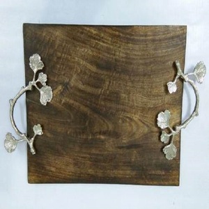 Nuevo diseño de lujo Bandeja para servir alimentos Bandeja de madera con diseño floral Bandeja para servir con mango de metal para equipos de hotel y restaurante - Product Image 1