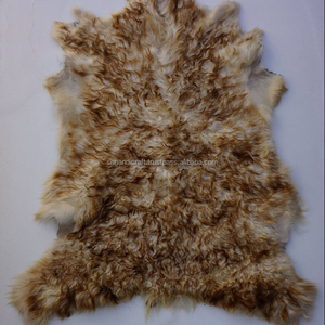 Tapis en peau de chèvre magique fait main - Product Image 1