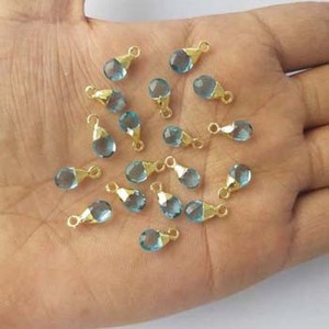 Colgante de Briolette de pera electrochapado en oro de cuarzo topacio azul - Product Image 1