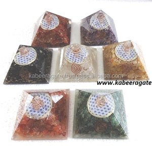 Vente en gros Pyramide d'orgone: Pyramides d'orgone assorties avec fleur de vie - Product Image 1