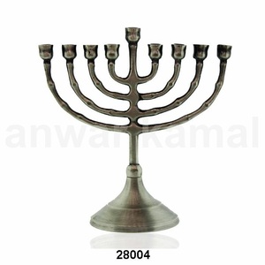 Conception avantageuse en laiton Menorah 9 bougeoirs à prix raisonnable - Product Image 1