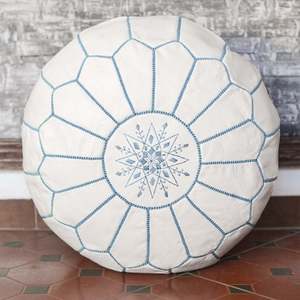 Puf reposapiés de color blanco/azul - Hecho a mano sin relleno - Product Image 1