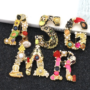 Broches de Metal con Letras de Cristal en Mayúsculas Personalizadas Gratuitas - Product Image 1