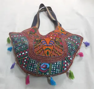 กระเป๋าถือสตรีเย็บปะติดปะต่อกันออกแบบพิเศษในอินเดีย