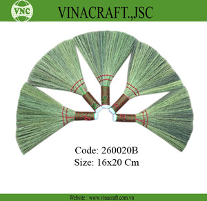 Escoba de hierba pequeña de plástico hecha a mano en Vietnam con mango colorido, cabezal de escoba de PP suave, recogedor, compañero, uso de fregona de limpieza del hogar - Product Image 2