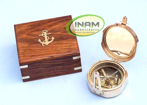 Boussole en laiton nautique faite à la main de haute qualité avec boîte en bois avec travail d'incrustation en laiton d'ancrage unique et affichage du cadran pointeur - Product Image 2