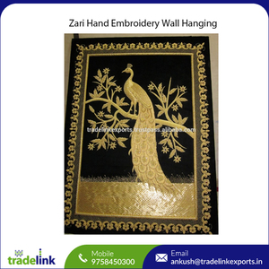 Tapiz Bordado Zari con Elegante Motivo de Pavo Real, Decoración Hecha a Mano con Resina y Tela para Sala de Estar u Oficina - Product Image 4