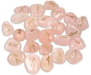 Hochwertiges natürliches Rosenquarz-graviertes geschnitztes Tumble-Runen set kommt mit Heils tein-Chakra-Stein, der als Chakra-Runen set verwendet wird