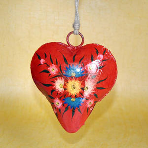 กระดิ่งลมรูปหัวใจโลหะหลากสีพร้อมกระดิ่งและลูกปัด ของตกแต่งบ้านสไตล์โบโฮทำมือ สำหรับแขวนตกแต่งบ้าน สวน หรือลานบ้าน - Product Image 4