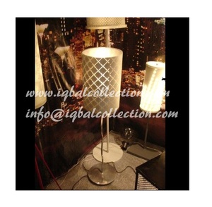 Lampe de sol LED moderne avec abat-jour en verre blanc en forme de cloche, base en métal ondulé, base E26, installation facile pour usage résidentiel - Product Image 3