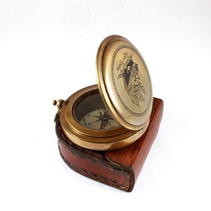 เข็มทิศแบบปุ่มกดทำจากทองเหลืองโบราณทำจากโลหะตัวเรือนทำด้วยมือเคสหนัง - Product Image 1