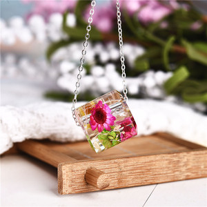 Wholesale Resin Real <strong>Pressed</strong> Kid <strong>Flower</strong> <strong>Necklace</strong> for Special Christmas Gift - Product Image 1