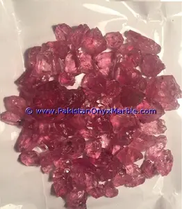 高档美丽的天然粉红色粗糙尖晶石宝石从帕米尔山脉塔吉克斯坦