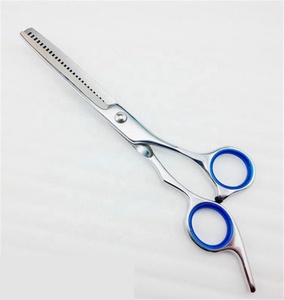 Tijeras de Peluquería Profesionales con Bisel Ajustable y Tornillo, Hechas en Pakistán - Product Image 2