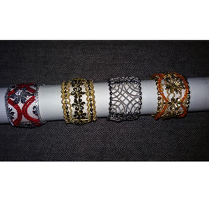 Servilletero de cuentas rojas con Placa dorada Aspecto de brazalete - Product Image 1