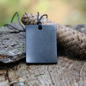 Pendentif en shungite minimaliste du patrimoine carélien rectangulaire, bijoux en pierre naturelle pour la protection des champs électromagnétiques, authentique shungite russie - Product Image 2
