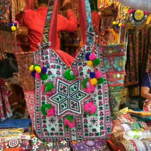 Sacs messagers légers et de grande capacité pour femmes, de style bohème moderne indien, brodés à la main, ornés de perles, pour les soirées - Product Image 1