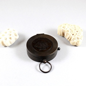 Brújula náutica negra antigua en latón con bisagras y Funda de cuero de aleación Regalo novedoso con construcción de metal y vidrio duradero - Product Image 2