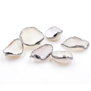 Druzy blanc 33 à 35 MM avec pendentif plaqué oxydé noir de forme naturelle - Product Image 4