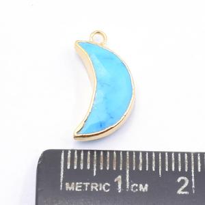 Howlite 19 a 21 MM con forma de luna de fianza colgante chapado en oro - Product Image 3