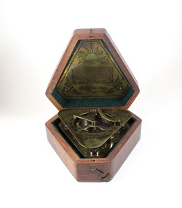 Calyron Boussole triangulaire en laiton vieilli Style vintage avec verre pour cadeau randonnée et camping Livré avec boîte en bois - Product Image 5