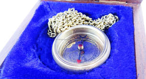 Calvin Handicraft Pendentif boussole en laiton nautique avec affichage du cadran du pointeur Accessoire de cadeau de nouveauté recherché à chaud - Product Image 2