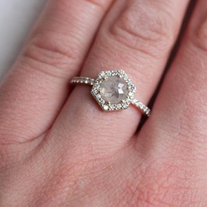 Anillo de bodas Halo de diamantes de sal y pimienta gris natural de 1,32 quilates Anillo de compromiso de oro amarillo de 14K - Product Image 4