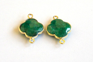 Boucles de pierres précieuses émeraude teintées Trèfle Forme Double Bail Plaqué Or À Facettes À La Main Pendentif Charme Lunette Connecteur - Product Image 4