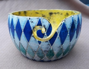 Bol en fil coloré sculpté en bois Artisanat du bois Boîtes en bois et panneaux muraux-Produit AC 3525 par AYAANS - Product Image 1